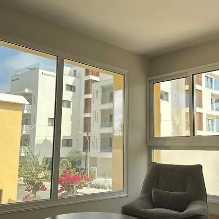 Modern 1brapartment Pool & Prime Location