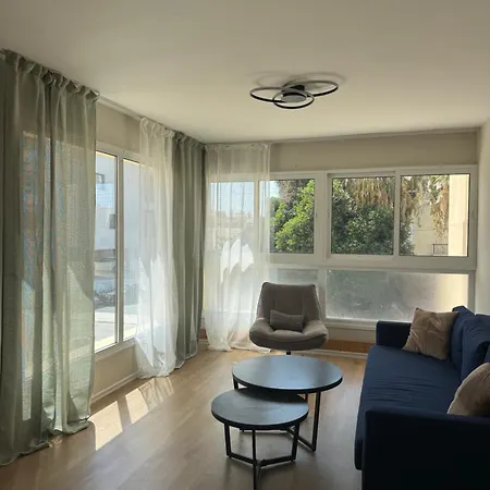 Modern 1brapartment Pool & Prime Location דירה *