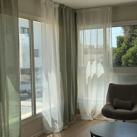 Modern 1brapartment Pool & Prime Location