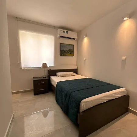 Modern 1brapartment Pool & Prime Location פאפוס