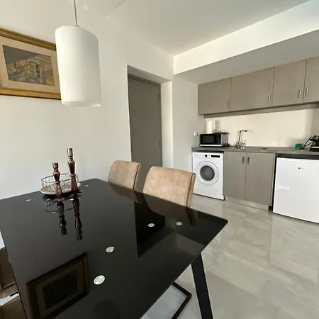 Modern 1brapartment Pool & Prime Location פאפוס