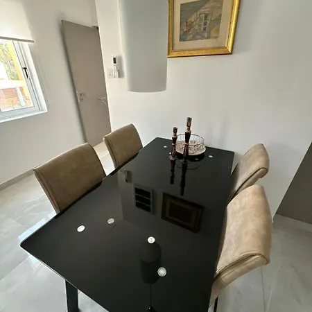 Modern 1brapartment Pool & Prime Location פאפוס