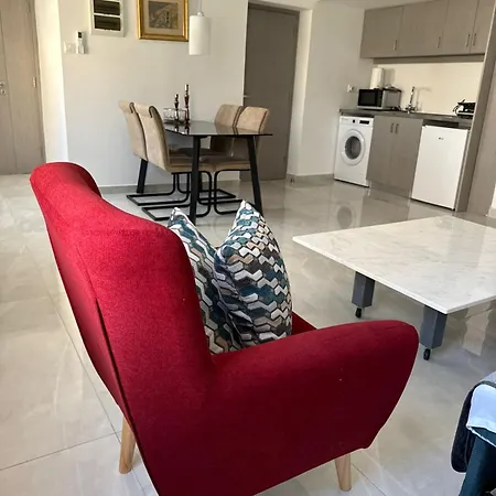 Modern 1brapartment Pool & Prime Location